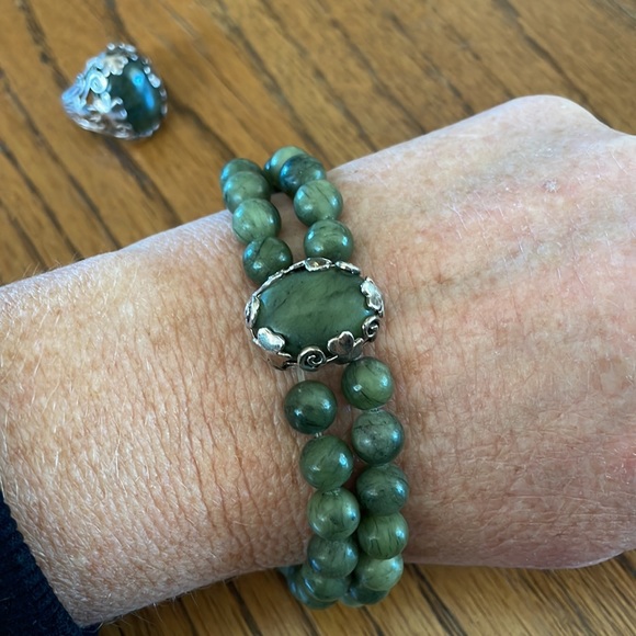 Pretty jade stone stretch bracelet and ring - Picture 4 of 9